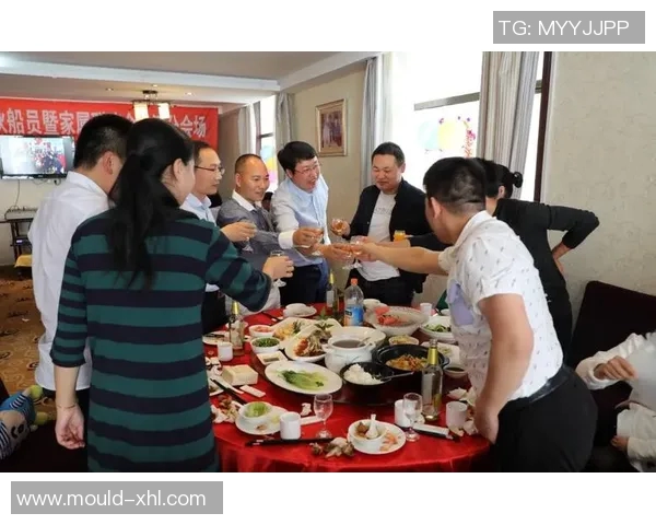 足球明星欢聚一堂举杯庆祝跨年共迎新年精彩时刻